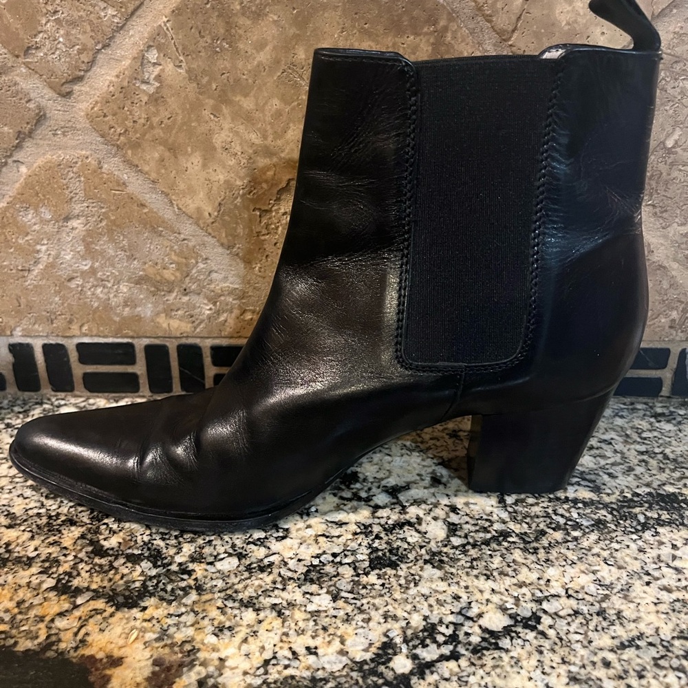 Beautiful and comfy like new MK leather boots very soft and classy